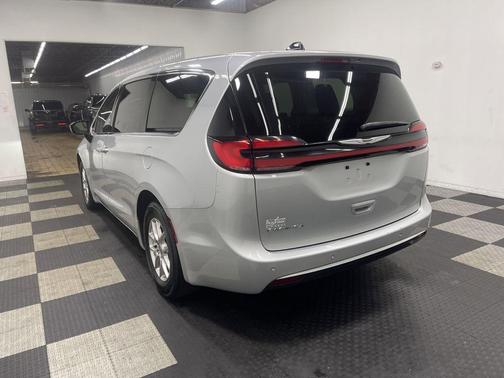 2024 Chrysler Pacifica Touring-L