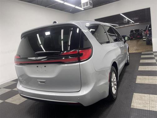 2024 Chrysler Pacifica Touring-L