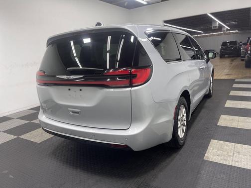 2024 Chrysler Pacifica Touring-L