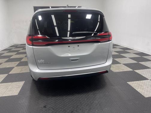 2024 Chrysler Pacifica Touring-L