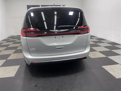 2024 Chrysler Pacifica Touring-L