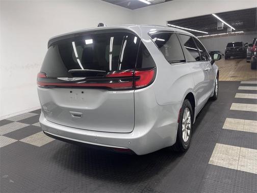 2024 Chrysler Pacifica Touring-L