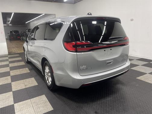 2024 Chrysler Pacifica Touring-L