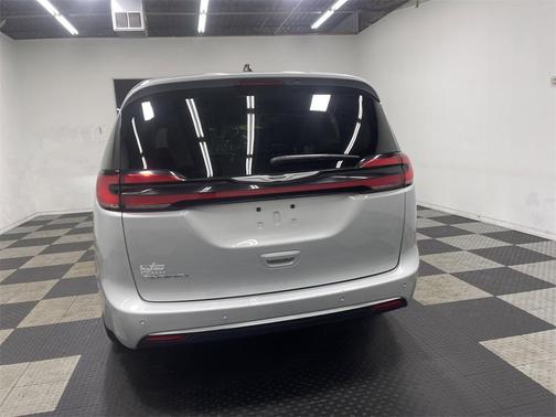 2024 Chrysler Pacifica Touring-L