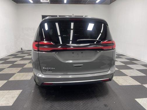 2022 Chrysler Pacifica Touring-L