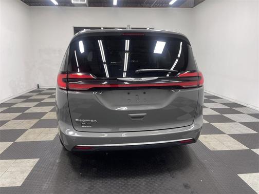 2022 Chrysler Pacifica Touring-L