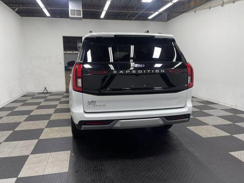 Oxford White 2025 Ford Expedition Platinum