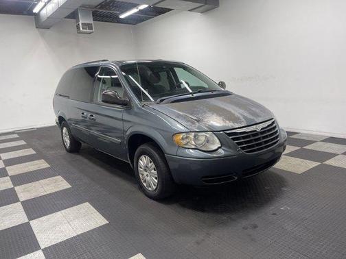 2006 Chrysler Town & Country LX
