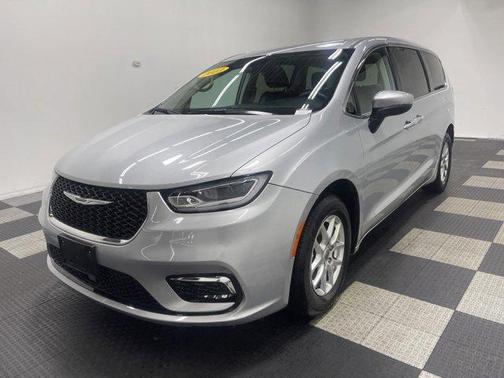2023 Chrysler Pacifica Touring-L