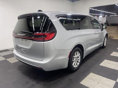 2023 Chrysler Pacifica Touring-L