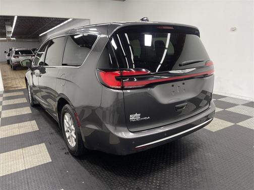 2023 Chrysler Pacifica Touring-L