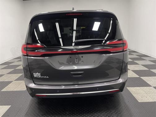 2023 Chrysler Pacifica Touring-L