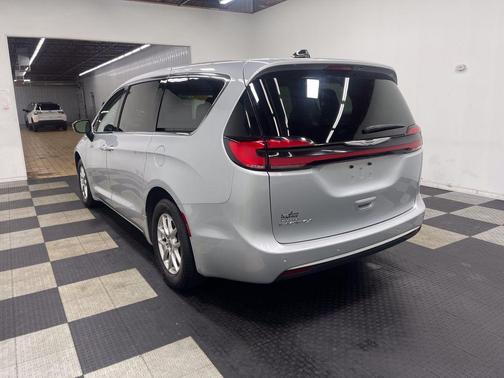 Silver Mist Clearcoat 2024 Chrysler Pacifica Touring-L