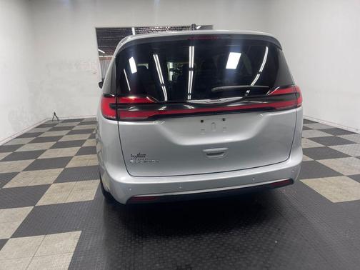 Silver Mist Clearcoat 2024 Chrysler Pacifica Touring-L