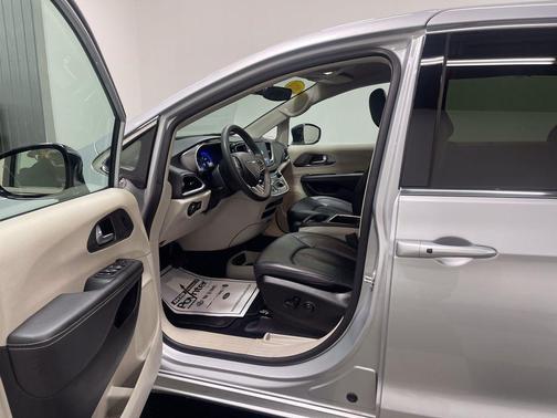 Silver Mist Clearcoat 2024 Chrysler Pacifica Touring-L