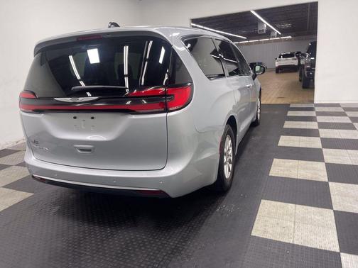 Silver Mist Clearcoat 2024 Chrysler Pacifica Touring-L