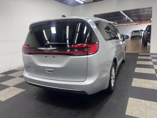Silver Mist Clearcoat 2024 Chrysler Pacifica Touring-L