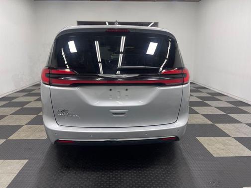 Silver Mist Clearcoat 2024 Chrysler Pacifica Touring-L