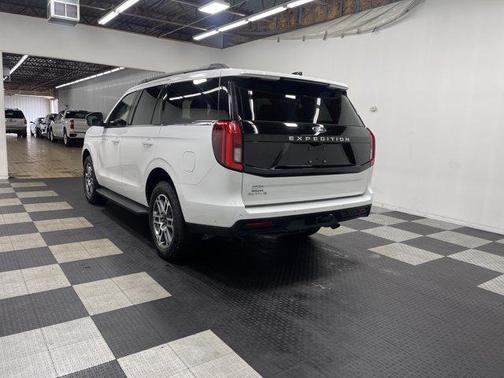 Oxford White 2025 Ford Expedition Active