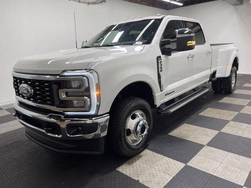 Star White 2026 Ford F-350 Lariat Super Duty