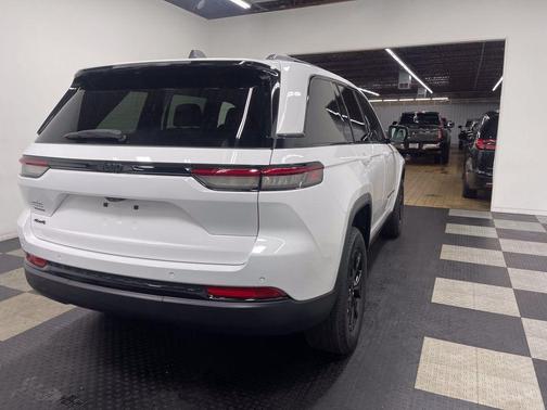 Bright White Clearcoat 2024 Jeep Grand Cherokee Laredo