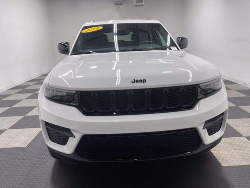 Bright White Clearcoat 2024 Jeep Grand Cherokee Laredo