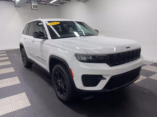 Bright White Clearcoat 2024 Jeep Grand Cherokee Laredo