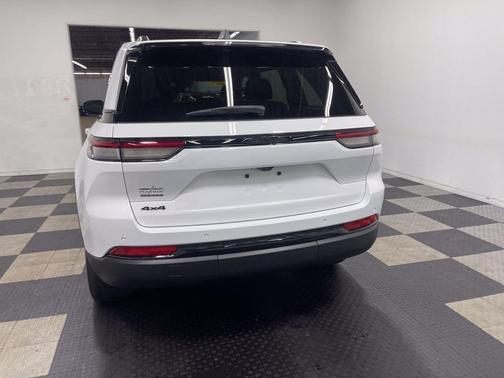 Bright White Clearcoat 2024 Jeep Grand Cherokee Laredo