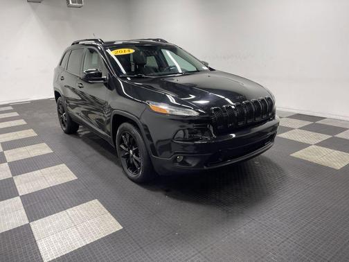 Brilliant Black Crystal Pearlcoat 2014 Jeep Cherokee Altitude