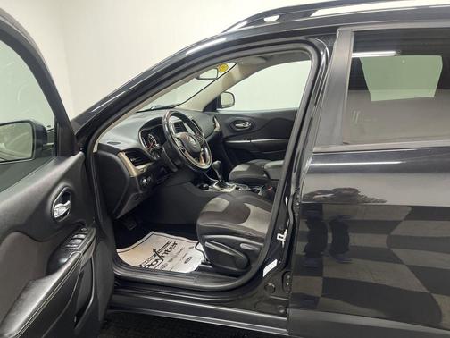 Brilliant Black Crystal Pearlcoat 2014 Jeep Cherokee Altitude