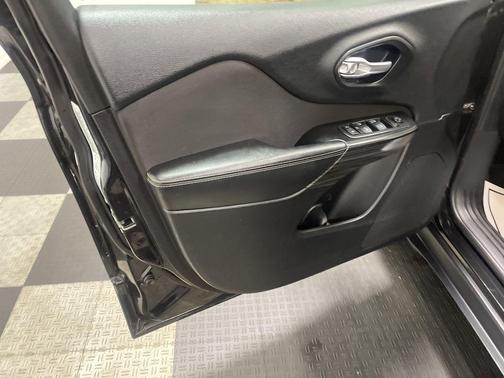Brilliant Black Crystal Pearlcoat 2014 Jeep Cherokee Altitude