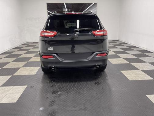 Brilliant Black Crystal Pearlcoat 2014 Jeep Cherokee Altitude