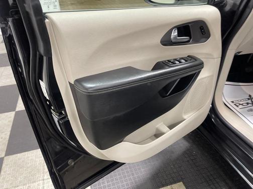 Brilliant Black Crystal Pearlcoat 2023 Chrysler Pacifica Touring-L