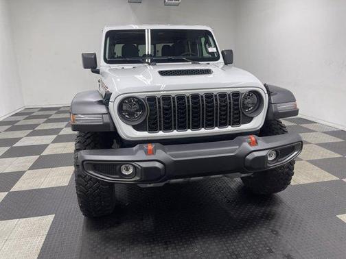 Bright White Clearcoat 2026 Jeep Gladiator Mojave