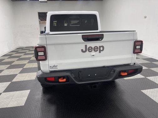 Bright White Clearcoat 2026 Jeep Gladiator Mojave