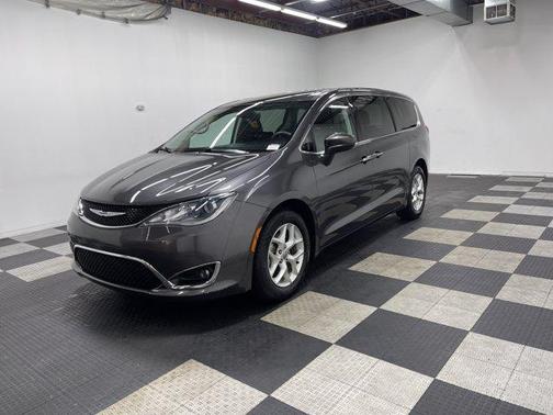 Granite Crystal Clearcoat Metallic 2017 Chrysler Pacifica Touring-L