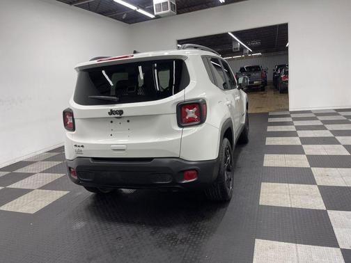 Alpine White Clearcoat 2023 Jeep Renegade Altitude