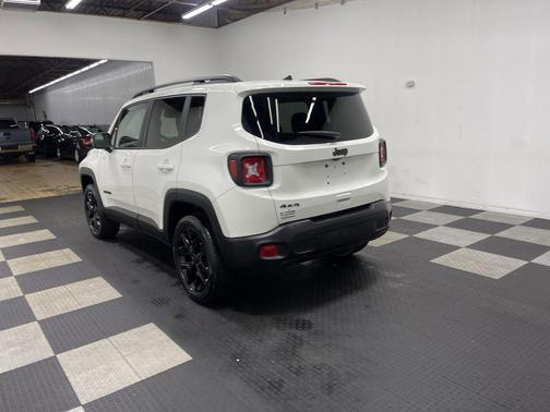 Alpine White Clearcoat 2023 Jeep Renegade Altitude