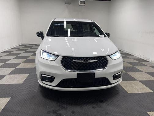 Bright White Clearcoat 2025 Chrysler Pacifica Select