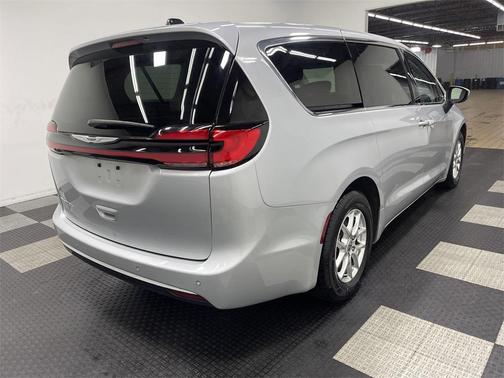2023 Chrysler Pacifica Touring-L