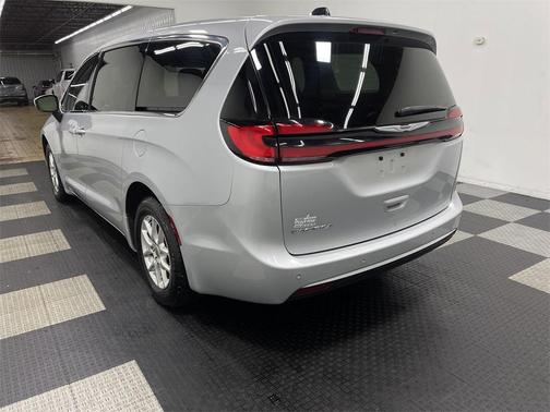 2023 Chrysler Pacifica Touring-L