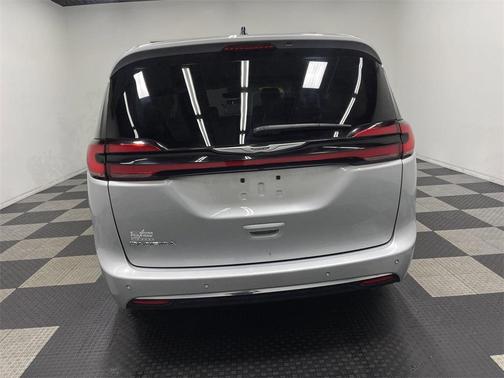 2023 Chrysler Pacifica Touring-L