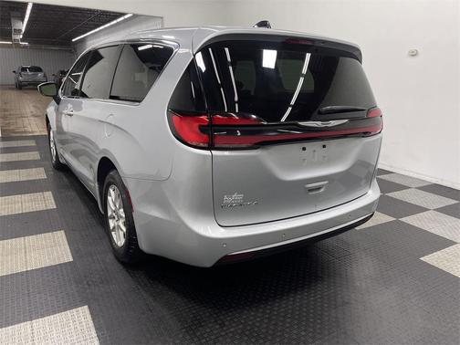 2023 Chrysler Pacifica Touring-L