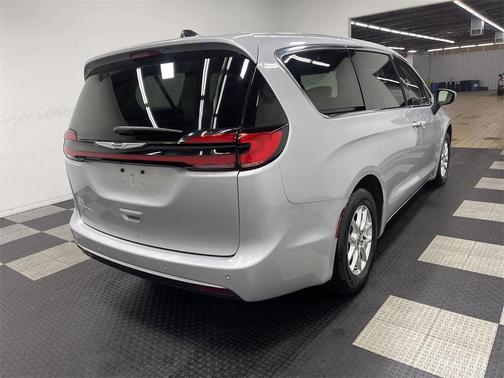 2023 Chrysler Pacifica Touring-L