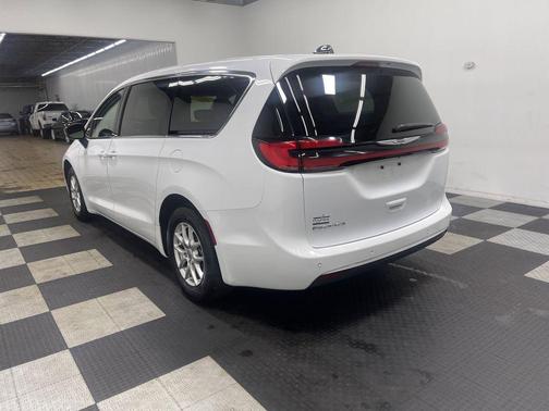 2024 Chrysler Pacifica Touring-L