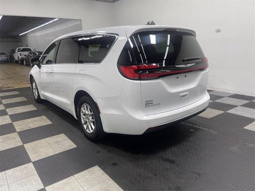 2024 Chrysler Pacifica Touring-L