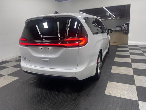 2024 Chrysler Pacifica Touring-L