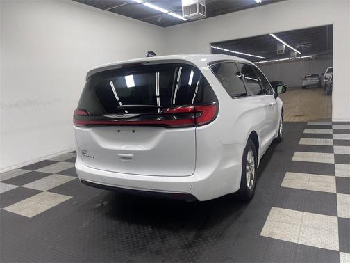 2024 Chrysler Pacifica Touring-L