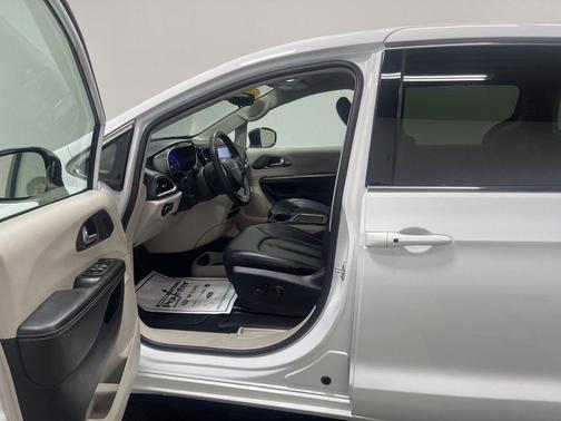 2024 Chrysler Pacifica Touring-L