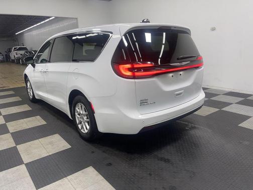 2024 Chrysler Pacifica Touring-L